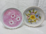 Lote de 2 pratos decorativos em porcelana floral. Medindo o maior 25,5cm de diâmetro.