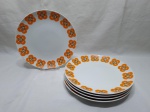 Jogo de 5 pratos rasos de mesa em porcelana Steatita com flor laranja. Medindo 24cm de diâmetro.