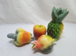 Lote de 4 frutas decorativas em madeira pintada. Medindo o abacaxi 18cm de altura.