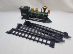 Brinquedo de locomotiva com partes de trilho em plastcio duro. Medindo 27cm x 12cm de altura.