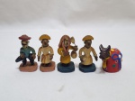 Lote de 5 enfeites, miniaturas em terracota pintada, algumas peças assinadas. Medindo o maior 7cm de altura.