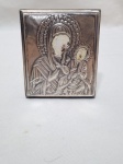 Placa decorativa com silhueta de Nossa Senhora com Menino Jesus em prata de lei com fundo de madeira. Medindo 10,5cm x 8,5cm.