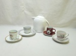 Lote de bule com 4 xícaras de café em porcelana, marcas e modelos diversos. Medindo o bule 13cm de altura.