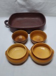 Lote de travessa retangular com 4 bowls em cerâmica. Medindo o maior 32cm x 25cm x 7cm de altura.