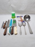 Lote de diversos talheres de servir e utensílios para cozinha. Medindo a concha 28cm de comprimento.