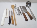 Lote de diversos talheres de servir e utensílios para cozinha. Medindo a concha 31,5cm de comprimento.