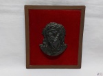 Imagem de Cristo em bronze com moldura em madeira e paspatur vermelho. Medindo a moldura 18,5cm x 16,5cm.