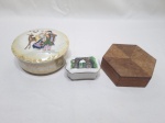 Lote de 3 caixas decorativas sendo duas em porcelana e uma em madeira.  Medindo a maior 12,5cm x 4,5cm de altura.