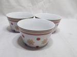 Jogo de 3 bowls em porcelana Finlandek. Medindo 13cm x 7,5cm de altura.