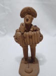 Escultura em terracota de musico assinado " Luiz Antonio". Medindo 14cm de altura.