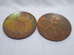 Lote de 2 pratos decorativos para pendurar em cobre chileno. Medindo 24cm de diâmetro.