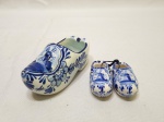 Par de enfeites e cinzeiro na forma de tamanco holandes em porcelana azul e branca. Medindo o tamanco 10cm x 5cm de altura.