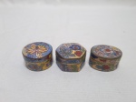 Lote de 3 pequenas caixas decorativas em metal esmaltado. Medindo uma delas 3,5cm x 2cm de altura.