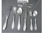Faqueiro em inox composto de: 12 colheres para sopa, 1 faca principal, 2 garfos principais, 9 facas para sobremesa, 4 garfos para sobremesa, 6 colheres para sobremesa, 3 colheres para chá e 4 colheres para café e 3 peças para servir, Total: 44 peças.