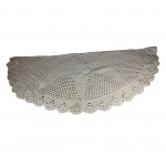 Tapete circular executado em crochê na cor gelo, Diam. 128 cm.