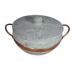 Panela em  pedra com bordas e asas em cobre, Diam. 22, Alt. 13