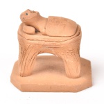 menino na cama 5 x 5 x 4 cm