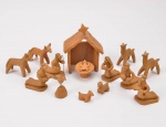Presépio miniatura em cerâmica ao gosto de Mestre Vitalino, sem assinatura, com 14 peças sendo: por Jesus na manjedoura, Maria, José, Balthazar, Melchior e Gaspar, 7 animais e estábulo.