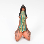 Boneca Ritxoko, Etnia Karajá - Escultura em cerâmica policromada e aplicada com linhas coloridas, altura 11 cm.