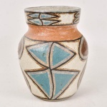 Francisco de Paula Coimbra de Almeida Brennand (1927 - 2019). Vaso em cerâmica decorado com flores e policromado, altura 25,5 cm. Em perfeito estado. NOTA: FRANCISCO Brennand. In: ENCICLOPÉDIA Itaú Cultural de Arte e Cultura Brasileira. São Paulo: Itaú Cultural, 2025. Disponível em: http://enciclopedia.itaucultural.org.br/pessoas/1116-francisco-brennand. Acesso em: 09 de maio de 2025. Verbete da Enciclopédia.ISBN: 978-85-7979-060-7