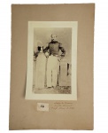 FOTOGRAFIA DE MAJOR DA RESERVA DA GUARDA NACIONL 1. UNIFORME PLANO DE 1852NOTA: A Guarda Nacional foi uma força militar organizada no Brasil em agosto de 1831, durante o período regencial, e desmobilizada em setembro de 1922. Sua criação se deu por meio da Lei de 18 de agosto de 1831 que "cria as Guardas Nacionais e extingue os corpos de milícias, guardas municipais e ordenanças". Passando por várias reformas ao longo do século XIX e início do século XX, em 1918, passou a Guarda Nacional a ser subordinada ao Exército Brasileiro, sendo incorporada como exército de 2ª linha, acabando diluída.
