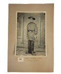FOTOGRAFIA DE ALFERES VOLUNTÁRIO DA PÁTRIA GUERRA DO PARAGUAI - 1865-70. NOTA: Voluntários da Pátria é a denominação das Unidades militares criadas em 7 de janeiro de 1865, pelo Império do Brasil (1822-1889), para lutarem na Guerra do Paraguai (1864-1870); com as quais buscava-se reforçar o efetivo das forças militares do Exército Brasileiro. Desprovido de recursos bélicos, sem um exército suficientemente numeroso e instruído, sem condições de revidar adequadamente a ofensa recebida, o Imperador D. Pedro II expediu o Decreto nº 3.371, de 7 de Janeiro de 1865;1 o qual, apelando para os sentimentos do povo brasileiro, criava corpos militares para o serviço de guerra, com a denominação de "Voluntários da Pátria" (ver Gabinete Furtado).O Imperador D. Pedro II logo partiu para a cidade de Uruguaiana, ocupada pelo exército paraguaio em 11 de setembro. Desembarcou no Rio Grande do Sul e seguiu de lá por terra. A jornada foi realizada montada a cavalo e por carretas, e à noite o imperador dormia em tenda de campanha.Em Uruguaiana apresentando-se no acampamento do exército como o primeiro voluntário da pátria, utilizando essa estratégia política para servir de exemplo tanto aos militares ali estacionados, quanto ao resto do Brasil.