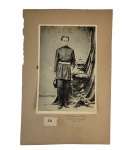 FOTOGRAFIA DE VOLUNTÁRIO DA PÁTRIA GUERRA DO PARAGUAI - 1865-70. NOTA: inicialmente formado para tomar proveito do patriotismo que tinha tomado conta do Brasil no início da guerra, reunindo os voluntários que se alistavam espontaneamente.2 O governo assegurava vantagens aos voluntários como prêmio de trezentos mil réis; lotes de terra com vinte e duas mil braças em colônias militares; preferência nos empregos públicos; patentes de oficiais honorários; liberdade a escravos; assistência a órfãos, viúvas e mutilados de guerra.Com o passar do tempo e a diminuição do entusiasmo popular, o governo imperial passou a exigir dos presidentes das províncias cotas de voluntários, que deveriam recrutar. Cada Província foi solicitada prover, no mínimo, 1% da sua população. Por outro lado, havia várias formas de se escapar da convocação: os aquinhoados faziam doações de recursos, equipamentos, escravos e empregados para lutarem em seu lugar; os de menos posses alistavam seus parentes, filhos, sobrinhos ou agregados; aos despossuídos só restava a fuga para o mato. Também participaram da guerra índios de várias províncias. Vencida a guerra, iniciou o retorno dos poucos CVP que sobraram. Os primeiros formaram a brigada sob o comando do baiano Faria Rocha, abraçado com a maior efusão pelo Imperador, fez sua marcha triunfal pela Rua Primeiro de Março, antiga Rua Direita, na cidade do Rio de Janeiro.As perdas brasileiras sofridas por mortes, ferimentos, doenças e invalidez alcançaram a 40% do efetivo. No total fizeram parte 37 928 voluntários da pátria. Da meia centena de CVPs que seguiram para a guerra, restaram quatorze.Para os mutilados de guerra que não tinham recursos para a própria subsistência o governo fez levantar o Asilo de Inválidos da Pátria, inaugurado em 1868, na Ilha do Bom Jesus da Coluna, na baía de Guanabara. Ali permaneceram sob os cuidados do governo, sobrevivendo dos recursos angariados pela Associação Comercial do Rio de Janeiro durante a guerra, mas distantes dos olhos da população.