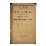 VAN-HALLE. A. A. JOSÉ -  LOPEZ: VIAGEM AO PARAGUAY; EPISODIOS DA VIDA INTIMA DO EX DITADOR E DE SUA FAVORITA ELISA LYNCH. RIO DE JANEIRO; TYPOGHRAFIA AMERICANA, 1870. MUITO RARO FRONSTESPÍCIO DA  PUBLICAÇÃO CUJA OBRA COM MENOS DE UMA DEZENA DE EXEMPLARES  EXISTENTES SÃO CONHECIDOS. CAPA DA RARISSIMA OBRA E DOIS IGUALMENTE RAROS CARTES DE VISITE SENDO UM DO DITADOR SOLANO LOPES E UM DA FAMOSA MADAME LYNCH. JOSÉ VA-HALLE FOI UM RICO COMERCIANTE BELGA QUE EMPRENDEU VIAGENS DE NEGOCIO POR TODO MUNDO ESCREVENDO DIVERSAS OBRAS SOBRE OS LUGARES QUE VISITOU. A OBRA VIAGEM AO PARAGUAY; EPISODIOS DA VIDA INTIMA DO EX DITADOR E DE SUA FAVORITA ELISA LYNCH FOI PUBLICADA NO RIO DE JANEIRO EM 1870 BEM AO FINAL DA GUERRA DO PARAGUAI E PORTANTO COM UM PÚBLICO ÁVIDO POR CONSUMI-LA. NOTA: Ao longo dos séculos XIX, XX e XXI, biógrafos, memorialistas, historiadores latino-americanos e estrangeiros traçaram, com propósitos diferentes, perfis de Elisa Lynch e Solano Lopez, dando a eles um lugar de destaque no confronto conhecido como Guerra do Paraguai (1864-1870). Elisa Alicia Lynch (1835-1886), chamada simplesmente La Madama pelos paraguaios da época, foi a mulher mais famosa da história paraguaia e sem dúvida, qualquer que seja o julgamento dos estudiosos interessados em sua vida, não se pode negar sua influência na história tanto social como política do Paraguai. Nasceu segundo sua autobiografia, na ilha irlandesa de Corck, de uma família de classe média, registrando sua família como respeitável e importante, enfatizando a presença dos militares ingleses e o local de seu nascimento. Com 15 anos, casou-se com um médico militar francês, Xavier de Quatrefages, e mudou-se para a Argélia. Voltou a Paris em 1853, onde conheceu Francisco Solano López, na época Ministro Plenipotenciário da República da República do Paraguai. Tinha 19 anos, e em um baile dado no Palácio das Tulherias por Napoleão III, Elisa conheceu Francisco Solano López, filho do presidente do Paraguai, Carlos Antonio López, de visita em París e grande admirador do imperador, e o irmão deste, Benigno. Este decidiu trazê-la consigo para o Paraguai, onde, segundo ele, ela se tornaria a Imperatriz da América Latina. Forte apoiadora das estratégias de guerra, insistia na posição do Paraguai contra a Tríplice Aliança. Fontes contrárias a ela fundamentam que todos os saques contendo luxuosidades ficassem em seu poder. Outras fontes sugerem que Elisa era implacável com os inimigos.Já havia, então, se separado do marido, sendo seu casamento considerado nulo, por no haberse cumplido las formalidades exijidas por la lei Foi descrita como alta, bela, graciosa, com olhos azuis cinzentos e cabelos castanhos claros, estes últimos, quase no final do conflito, já grisalhos. Em 1855, chegou a Buenos Aires, onde nasceu seu primeiro filho com Solano López e, no mesmo ano, mudou-se para Assunção. Depois, teve mais cinco filhos com o Marechal, mas mantinham casas separadas, devido ao clima moral da época e porque ela não era casada. maioria das paraguaias dos grupos privilegiados e as estrangeiras se mantinham muito reservadas diante da companheira de Lopéz. Nas Memórias de Encarnación Bedoya, consideradas uma fonte extraordinária, é um dos poucos relatos paraguaios autênticos e, sobretudo, absolutamente o único conhecido até agora, dessa época, escrito por uma mulher, entre outros, percebe-se, claramente, que a rejeição dessas mulheres à la Lynch não se devia ao fato dela ser estrangeira, como muitos apologistas queriam fazer crer, nem a inveja que algumas poucas distintas e elegantes senhoras tinham como outros biógrafos (masculinos) pensavam. Tudo leva a crer que o repúdio e indignação moral dessas mulheres, muitas vezes dissimuladas, tinham íntima relação com a instituição do matrimônio, considerado indissolúvel no Paraguai da segunda metade do século XIX A atração que Elisa Lynch  apesar de algumas reservas  exercia sobre os homens, mesmo os seus maiores críticos reconheciam sua beleza extraordinária, formação e inteligência, não somente aumentava sua influência sobre Solano Lopez, como também a transformava numa anfitriã de todos os estrangeiros residentes em Assunção. O fausto e o luxo que a cercavam eram uma parte de seu poder. Os diplomatas, homens de negócios, entre outros, encontravam nela algo de sua antiga pátria. Esta circunstância tinha uma importância política, especialmente depois que Francisco Solano Lopez sucedeu a seu pai. Solano não se opunha à inclinação de sua companheira pela vida luxuosa; muito pelo contrário, transmitia seus pedidos a exportadores londrinos e parisienses e a ajudava a adquirir bens imóveis de propriedade do Estado em condições francamente vantajosas. Na casa de Madame Lynch, em Assunção, podia-se admirar telas caras, o melhor champanhe, as últimas revistas da moda, os tecidos importados, que impunham uma nova moda às mulheres da elite. Os relatos dos viajantes estrangeiros são valiosos para se visualizar uma época, permitindo se conhecer uma parte da vida íntima de Elisa Lynch e do país. O comerciante Belga  Van-Halle deixou registradas algumas impressões bastante interessantes: S. Ex. tratava de tudo: política, commercio, clero, tudo lhe passava pelas mãos. A Sra. Lynch também tinha interesse no pequeno commercio, emprestando dinheiro a 12%. Entre os dous estava todo o monopolio do commercio no paiz. A Sra Lynch a tudo admirava: as ricas fazendas de seda, de cetim, vestidos de tartalana com fio de ouro, chalés da China e de cachemira, rendas e bordado. Fontes asseguram que ainda antes de ser aprisionada teve fôlego para cavar a sepultura do marido após ele ser morto em ataque sofrido na etapa final da Guerra do Paraguai e também de um filho morto na mesma ocasião Após ser aprisionada, ela foi levada a bordo de um navio chamado Princesa para Assunção, onde foi banida da nação pelo recém-criado governo provisório, constituído por paraguaios que lutaram a favor das forças aliadas e contra o exército de López. Ela voltou para a Europa com seus filhos restantes; e depois de cinco anos, e sob promessas do então presidente paraguaio Juan Bautista Gill de que seria respeitada, ela decidiu retornar ao Paraguai para se estabelecer lá e tentar reivindicar sua antiga propriedade. Ao chegar, no entanto, ela foi julgada e banida do país permanentemente pelo presidente Gill. Foi durante esses eventos que ela escreveu seu livro. Eliza Lynch morreu na obscuridade em Paris em 25 de julho de 1886. Mais de cem anos depois, seu corpo foi exumado e trazido de volta ao Paraguai, onde o ditador general Alfredo Stroessner a proclamou heroína nacional. Seus restos mortais estão agora localizados no cemitério nacional "Cementerio de la Recoleta. EXCERTOS DA OBRA DE VAN-HALLE: Quando sahi do palácio presidencial fui direçtamente á casa da sra. Lynch. Fui direçtamente. Já era, mais dc 5 horas, era, portanto, a hora. que o sol se põe, em que os passaros deitam-se, em que o operário volta para casa. Hora dos mistérios... Foi nessa hora que a fui visitar a Sra. Lynch. Perguntei a um criado se podia me receber. Disseram-me quie estava doente. Como  a tinha visto no teatro na noite passada disse que lamentava essa súbita doença porque 24 horas antes tinha testemunhado o triunfo que é sua beleza. Conclui pedindo o dia que marcasse o dia em que podia visita-la. Tive a resposta que no dia seguinte as duas da tarde poderia ser recebido por ela. No dia e hora indicado apresentei-me lá mas a mesma caramreira veio me dizer que a madame Linch continuava doente. Zanguei-me com a resposta deixando a ela a carta de recomendação de uma pessoa altamente colocada. A audácia podia custar-me caro. No entanto surtiu bom efeito porque apenas entrava na porta de meu quarto no club veio a dita camareira da parte da Sra. Lynch dizer-me que fosse lá. Minha resposta foi que me achava subitamente indisposto. No dia seguinte apresentei-me efetivamente no palácio. Fui introduzido no salão suntuosamente mobiliado. Havia muitas mesas com belos livros e ricas gravuras. Vi sobre a mesa um belo esteroscópio e como justamente trazia um embrulhado para presentear a Sra. Lynch secretamente decidi não lhe entregar pois ela não precisava de dois. Longo tempo esperei até que a dona da casa apareceu em Neglige acompanhada de um ajudante de campo do presidente que me apresentou. Conversamos sobre a minha viagem e coisas indiferentes.  No fim de algum tempo, levantou-se ella, aproximou-se da mesa que ficava perto de mim, como para tirair alguma cousa, e disse-me baixo em francez : --- Amanha as duas da tarde estarei livre. Minutos depois subiu acompanhada do ajudante de campo.