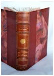 PAR LES CHAMPS ET PAR LE GRÈVES DE GUSTAVE FLAUBERT. ILUSTRAÇÃO DE MAURICE ACHENER E INTRODUÇÃO DE RENÉ DUMESNIL. IMPRESSO EM PARIS PELA SOCIETÉ DE SAINT-ELOY EM 1939. 229 PÁGINAS 28CM X 22CM. LIVRO RARO. DESTA EDIÇÃO FORAM FEIROS 100 EXEMPLARES. ESTE É O Nº 37. IMPRESSÃO DE LIMPREIMERIE VILLAIN ET BAR, PARA MEMBROS DA SOCIETÉ DE SAINT-ELOY POR MM. MARCEL BAR E PAUL-ADRIEN BOUROUX EM 28/08/1939. SÃO 7 COMPOSIÇÕES ORIGINAIS DE A. FÉAU E SEQUÊNCIA DAS ILUSTRAÇÕES CONTIDAS NA OBRA. GRAVURAS DE CHARLES JOUAS, HENRY CHEFFE, PAUL ADRIEN BOUROX, LUIZ WILLAUME, ANDRÉ DAUCHEZ, MAURICE ACHENER, AMÉDÉE FÉAU, PIERRE GUSMAN, RENÉ COTTET, ALBERT DECARIS. INCLUI ÍNDICE DE GRAVURAS. ENCADERNAÇÃO BISELADA EM MARROQUIM VERMELHO, COM ORNAMENTOS DOURADOS NA LOMBADA. EX-LIBRIS DE ALBERT MALLE. LITERATURA FRANCESA.Nota: O livro, escrito pelos dois amigos, é composto por doze capítulos. Du Camp escreveu os capítulos pares, e Flaubert, os ímpares. Os capítulos de Du Camp aparecem em 1 de abril de 1852, na Revue de Paris , as de Flaubert, postumamente, de 1881. Para Flaubert, esta viagem foi "uma excursão muito bonita". Com suas mochilas e sapatos de ferro, ambos percorreram 160 léguas em condições às vezes difíceis. Ele se declarou muito satisfeito com sua expedição, impressionado pelo mar, "o ar puro, os campos, a liberdade, digo, a verdadeira liberdade, aquela que consiste em dizer o que se quer, pensar em voz alta juntos e partir para uma aventura, deixando o tempo para trás sem se preocupar com ele mais do que com a fumaça do seu cachimbo que voa para longe. O escritor Gustave Flaubert nasceu em Rouen, 12 de dezembro de 1821. Foi um escritor francês. Prosador importante, Flaubert marcou a literatura francesa pela profundidade de suas análises psicológicas, pelo seu senso de realidade, pela sua lucidez sobre o comportamento social, e pela força de seu estilo em grandes romances, tais como Madame Bovary (1857), A Educação Sentimental (1869), Salammbô (1862). Flaubert é contemporâneo de Charles Baudelaire e, como o poeta das Flores do Mal, ocupa uma posição crucial na literatura do século XIX. Ambos são contestados (por razões morais) e admirados (por suas forças literárias). Hoje Flaubert é considerado um dos maiores romancistas do séc. XIX, com Madame Bovary, fundadora do bovarismo; e A Educação Sentimental, meio termo entre o romance psicológico (Stendhal) e o movimento naturalista (Zola e Maupassant). Fortemente influenciado pela obra de Balzac, cujos termos ele assumirá de maneira muito pessoal (Educação Sentimental é outra versão do Lírio do Vale; e Madame Bovary da Mulher de Trinta Anos), segue o caminho do romance realista. Ele também era muito preocupado com a estética - daí o longo trabalho de elaboração das suas obras. Flaubert testava os seus textos submetendo-os a um famoso teste, que consistia em lê-los em voz alta, por horas a fio, até alcançar a completude e o prazer estético que almejava.