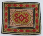 Tapete arraiolo para cima de móvel. Med. 33 x 29 cm.