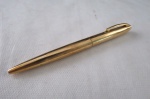 SHEAFFER - uma (01)  caneta esferográfica SHEAFFER ,  corpo dourado , sem a carga.