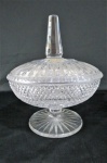 Antiga compoteira alta em cristal Tcheco translúcido, bojo com rica variação de lapidados em bico de jaca, tampa canelada com pega facetada e alongada. Fundo estrelado. Marcada Made in Czechoslovaquia Hand Cut Lead Cristal. Com etiqueta. Med. 24 x 21 cm.