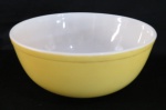 PYREX AMERICANO, Saladeira confeccionada em vidro temperado, esmaltado na tonalidade amarela, possui ranhuras. Med.: 11x27 cm.