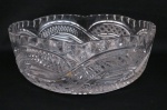 Centro de mesa em cristal europeu, translúcido, ricamente lapidado com profusas caneluras que circundam a peça, fundo estrelado, borda recortada e movimentadas. Med.: 8,5 x 23 cm.