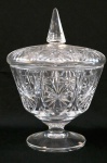 BOHÊMIA- Lindíssima e imponente compoteira no formato de taça , em cristal europeu translúcido, finamente lapidada em estrelas, base redonda Pega da tampa no formato diamante. Med. 30 x 21 cm diâmetro.