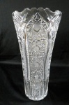 Vaso de cristal translúcido, lapidado a mão em caneluras e estrelas,  borda serrilhada e fundo estrelado com 24 pontas. Med. 30 cm alt x 16 cm diâmetro.