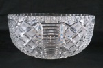 Centro de mesa europeu em  cristal translúcido, lapidado em caneluras e losangos,  fundo estrelado . Med. 10,5 cm alt x 23 cm diâmetro.