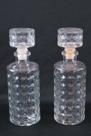 Par de garrafas para "WHISKY " em vidro prensado , formato cilíndrico. Med. 26 cm alt.