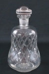 Uma (01) Garrafa para Whisky em cristal translúcido formato sino, lapidado em losangos. Med. 24 cm alt x 13 cm diâmetro.