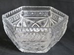BOHEMIA - Excepcional centro de mesa em cristal Tcheco sextavado, ricamente lapidado. Excelente estado. Med. 11 x 22 cm diâmetro.