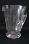 Imponente jarra refresqueira em demi cristal, decorados com ranhuras e detalhes em satiné. Med. 20 cm lt x 15 cm diâmetro.