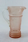 Uma jarra art déco  para água/refresqueira em vidro translúcido na tonalidade rosa furta cor, com lapidação floral em satiné. Medidas: 25x13cm.