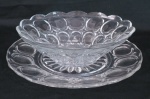 Duas (02) peças em vidro translúcido moldado em gomos sendo: uma fruteira ( 18 cm alt  x 24 cm diâmetro) e um prato para bolo med. 29 cm diâmetro.