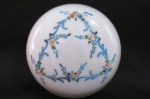 Luminária de teto oval em opalina leitosa com decoração floral esmaltada e guirlandas em policromia. Med. 13 x 20 cm diâmetro, bocal 10 cm diâmetro.
