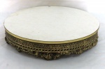 Grande prato para bolo com suporte e base em bronze e tampo em madeira revestida em fórmica branca. Med. 7 cm alt x 43 cm diâm.