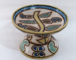 FRANCISCO BRENNAND ( 1927 - 1019 ) Centro de mesa/fruteira em cerâmica ricamente policromada e decorada  com cajus, simbolo da representação de Xango. Chancela do Artista e da Oficina na base. Med. 12,5 x 18 cm diâmetro.
