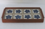 FRANCISCO BRENNAND ( 1927 - 1019 ) Grande Bandeja em cerâmica e madeira ricamente policromada e decorada. Med. 5 x 44 x 22 cm., azulejos 10 x 10 cm.