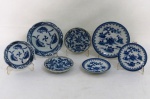 JAPAN- Sete (07) pratos decorativos em porcelana japonesa, três com decorações distintas azul cobalto, três com arbustos e crianças orientais e dois decorados com carpas .  Meds entre 12 cm e 16,5 de diâmetro.