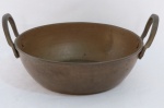 Grande tacho em cobre martelado com alças laterais. Med. 11,5 x 35 cm diâmetro.