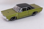 PONTIAC GTO - 1963. Escala 1:18. Fabricante: Maisto. Miniatura em metal die-cast. Carrinho de coleção. Produzida em metal, apresenta pneus emborrachados, porta-malas, do capô e das portas articulados.  Med. 8 x 28 x 10 cm.